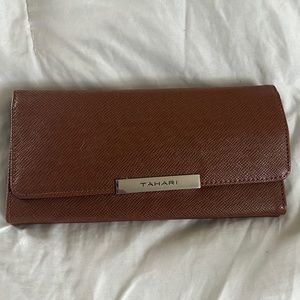TAHARI bi-fold wallet🤎